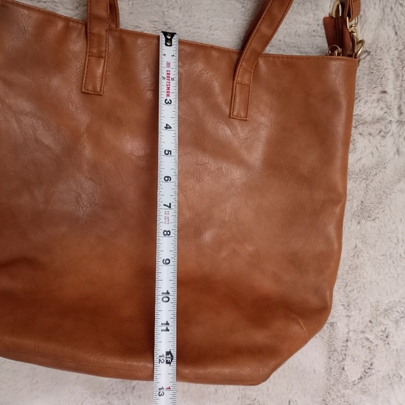 Modern + Chic Oversized Multi Compartment Vegan Leather Tote - Picture 6 of 7